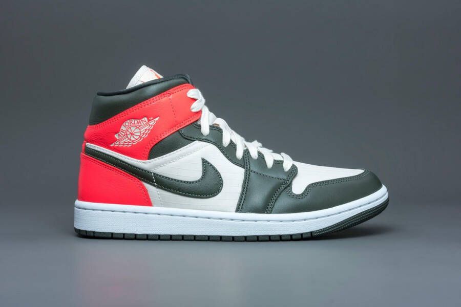 Nike Air Jordan 1 Mid Light Orewood Brown (W) DQ6078-100 BRUIN Schoenen