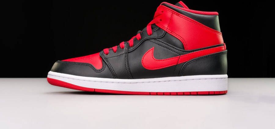 Nike Air Jordan Mid Zwart Wit Fire Red Sneaker DQ8426