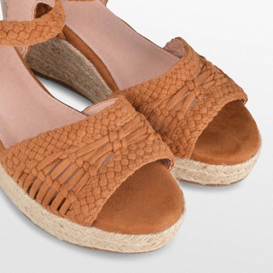 PS Poelman NANA Dames Faux PU Imitatie Suède Leren Sandalen met Espadrille Sleehak Zool en Gevlochten Bovenwerk Cognac Bruin