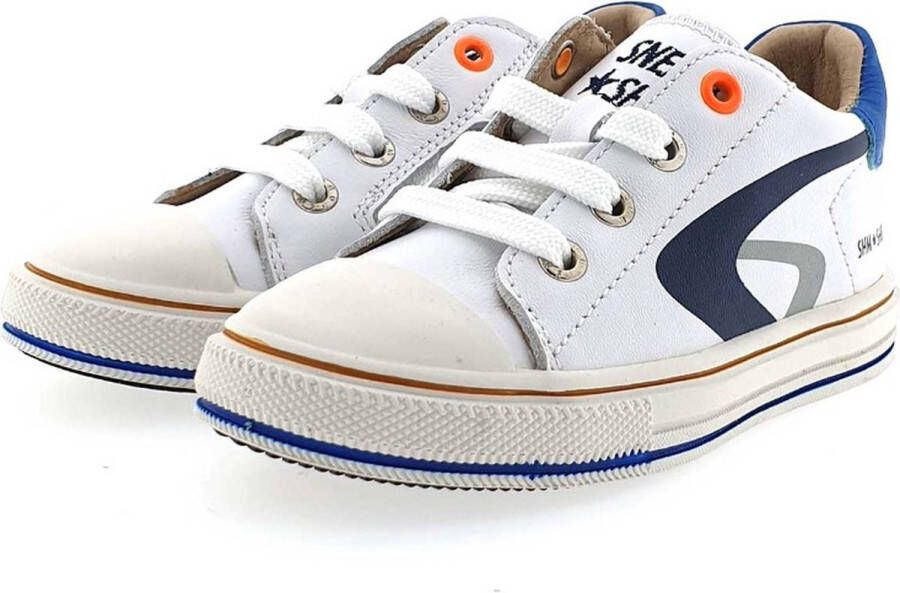 Shoesme witte sneakers met donkerblauwe striping