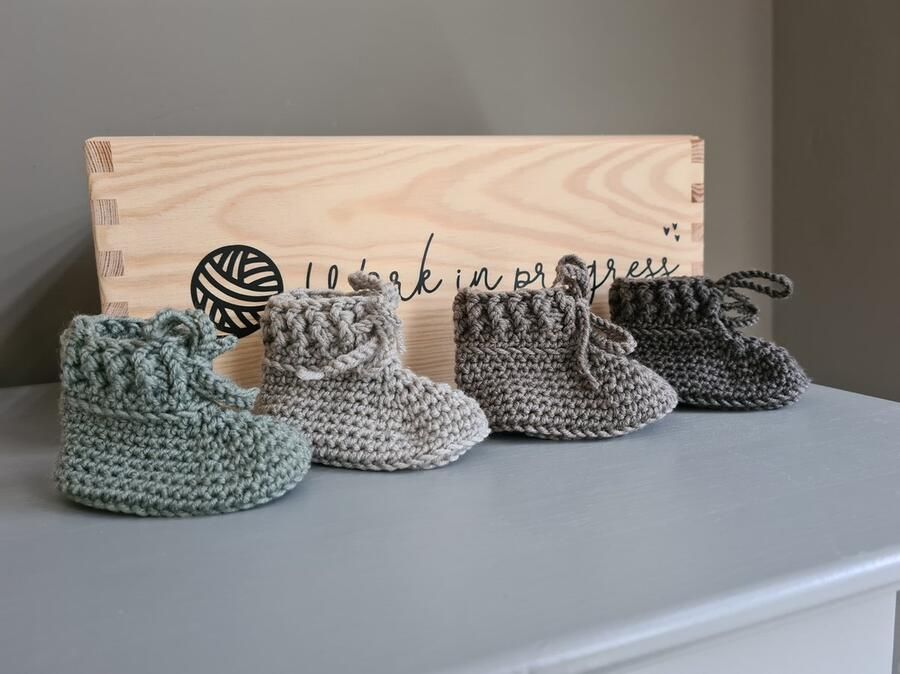 Haaksels&Kralen Babyslofjes gehaakt met veterstrik 8 â Babybooties 100% merinowol kleur donker grijs newborn kraamkado zwangerschap baby geschenkset babyshower zwanger