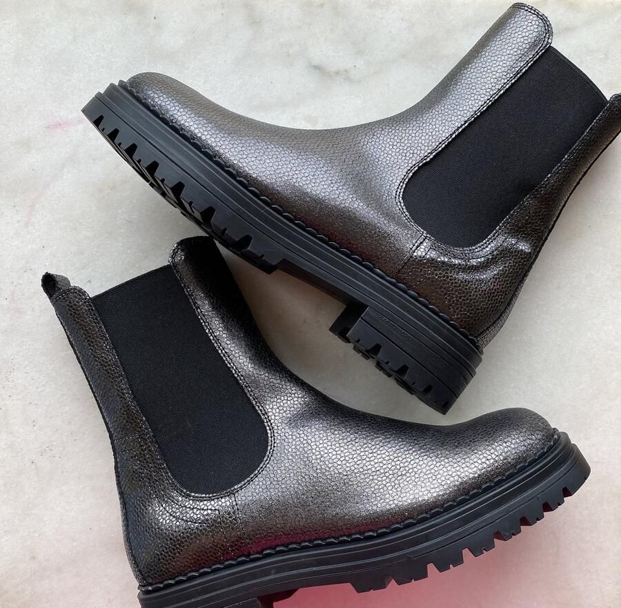Hip Chelsea boot