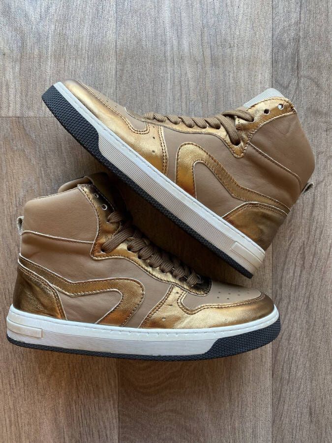 Hip sneaker goud