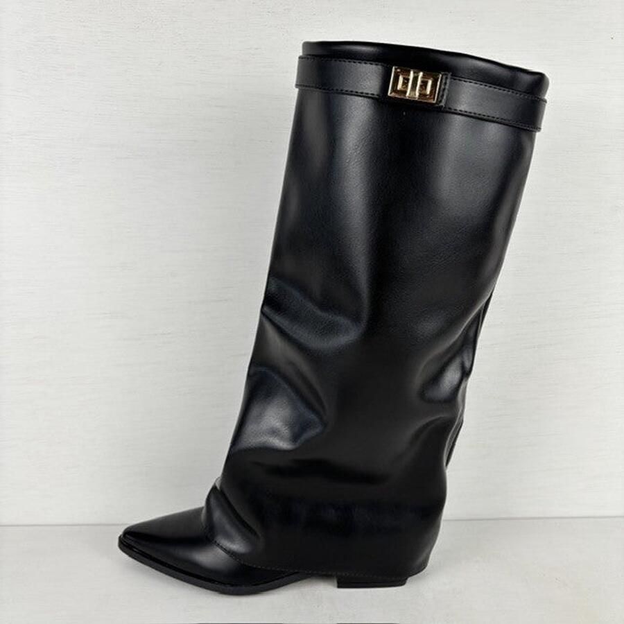 Hoge leatherlook laarzen met gespje en lage hak zwart