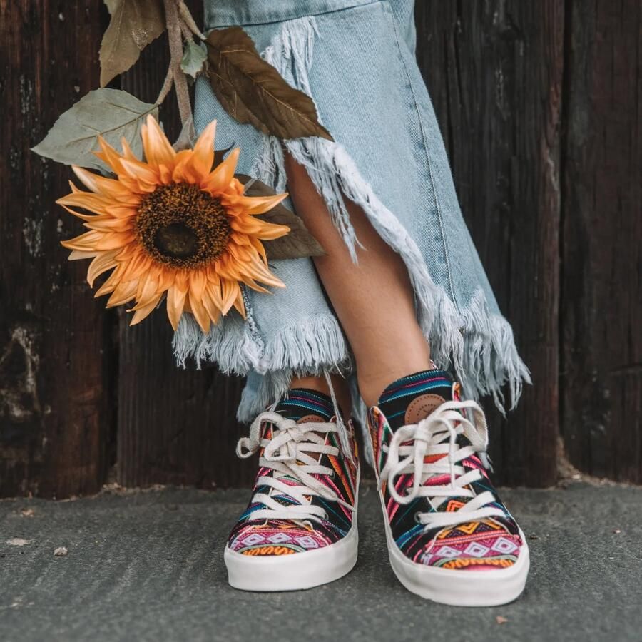 Inkkas Black Spectrum Low Top dames sneaker zwarte low top met kleurrijke spectrum-print lichtgewicht & comfortabel duurzame keuze