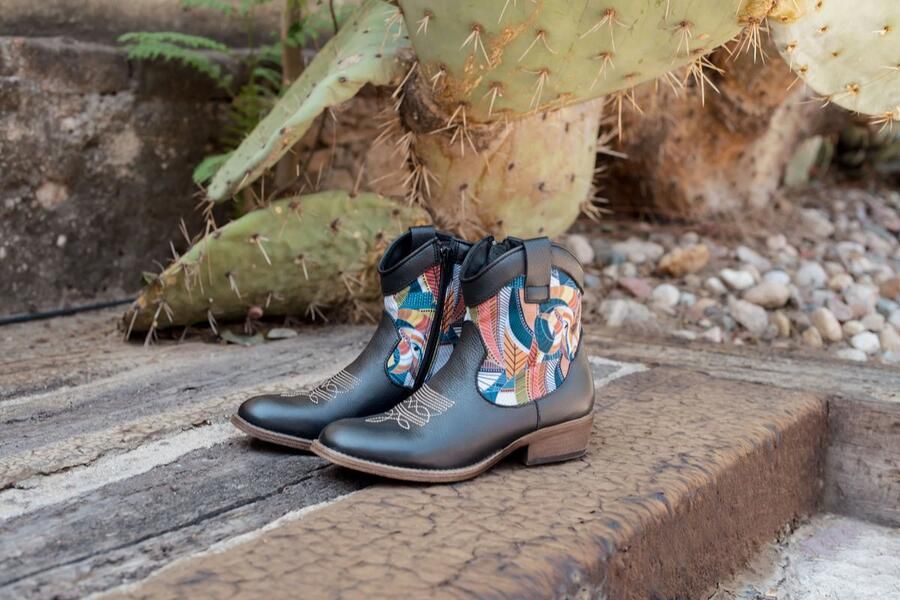 Inkkas Cyprus Western Boot dames laars bruine leren westernlaars met berg- & mouflon motief turquoise details mid-hoog model met comfortabele hak