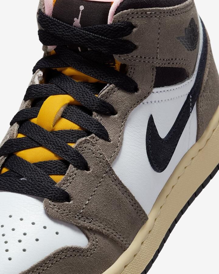 Air Jordan 1 Mid SE Wit Cave Stone Dark Sulfur Oil Grey Wit Grijs 1 Lifestyle Kinder Sneakers voor en