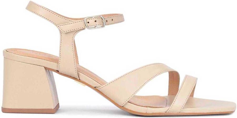 Kazar Beige leren sandalen op een brede hak