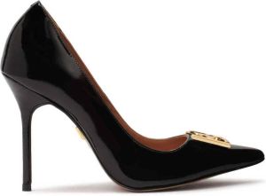 Kazar Gelakte klassieke pumps met groot metalen monogram