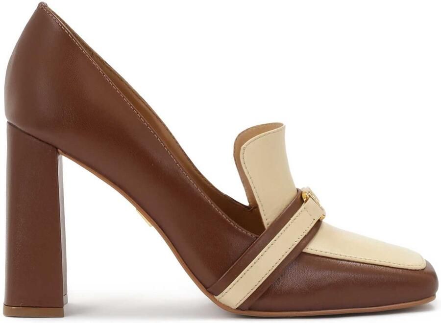 Kazar Bruine en beige pumps op een paal