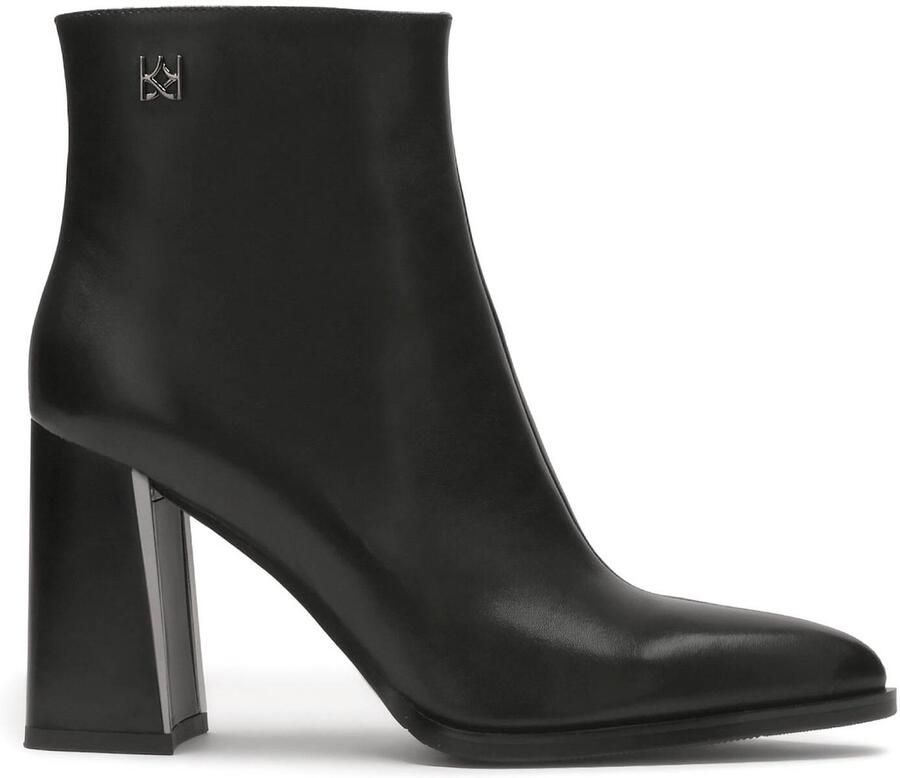 Kazar Klassieke zwarte laarzen op een versierde paal