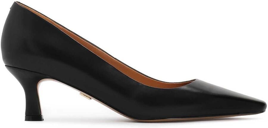 Kazar Leather pumps with a classic cut