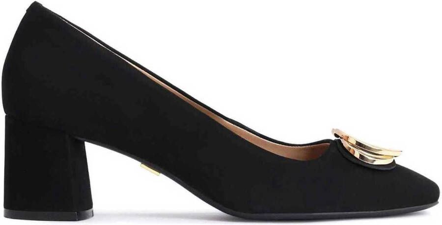 Kazar Klassieke zwarte suède pumps versierd met een applicatie