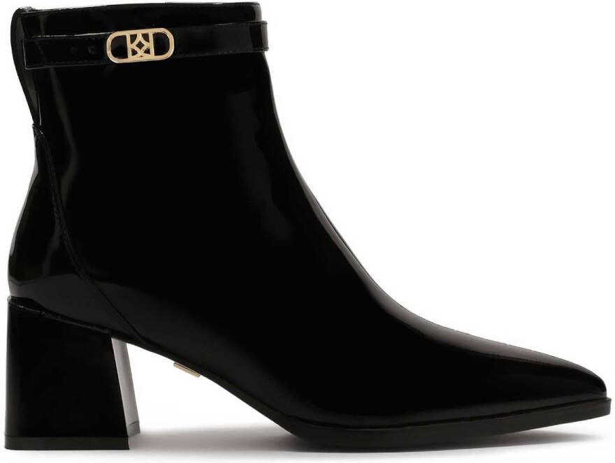 Kazar Zwart gelakte laarzen op een paal