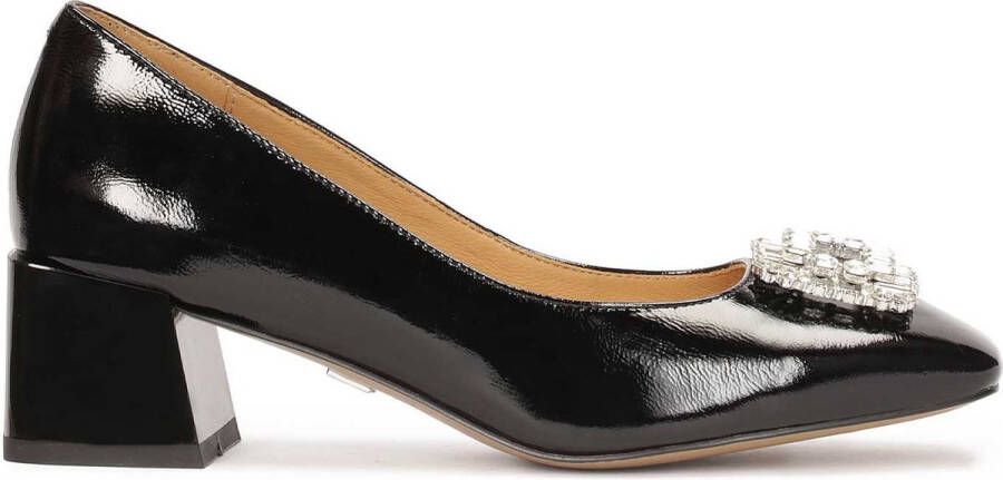 Kazar Gelakte pumps met broche aan de voorkant Black Dames