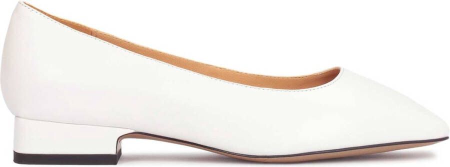 Kazar Studio Leren pumps op een lage hak in gebroken wit