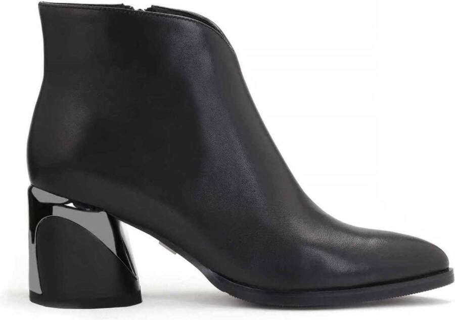 Kazar Donkerbruine laarsjes met een uitsnijding in het bovenwerk en een metalen hak