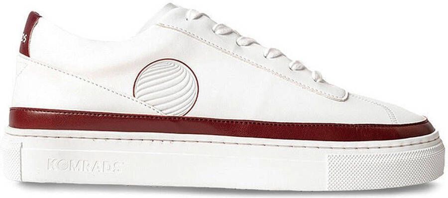 Komrads vegan sneaker APLS Maça Laag Vino Red Schoen uit duurzaam en gerecycleerd materiaal wit