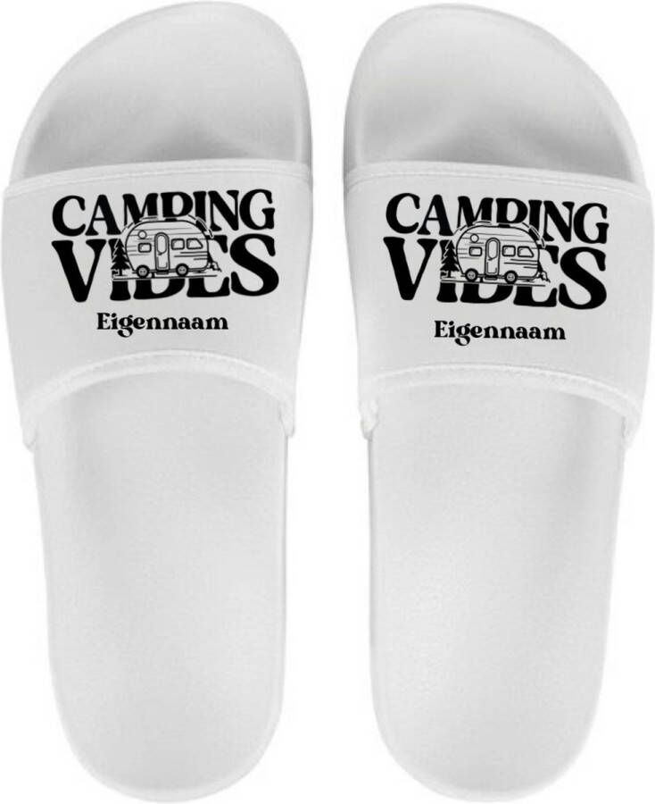 Livingstickers Slippers voor hem en haar Persoonlijke slippers met naam Camping vibes slippers Wit