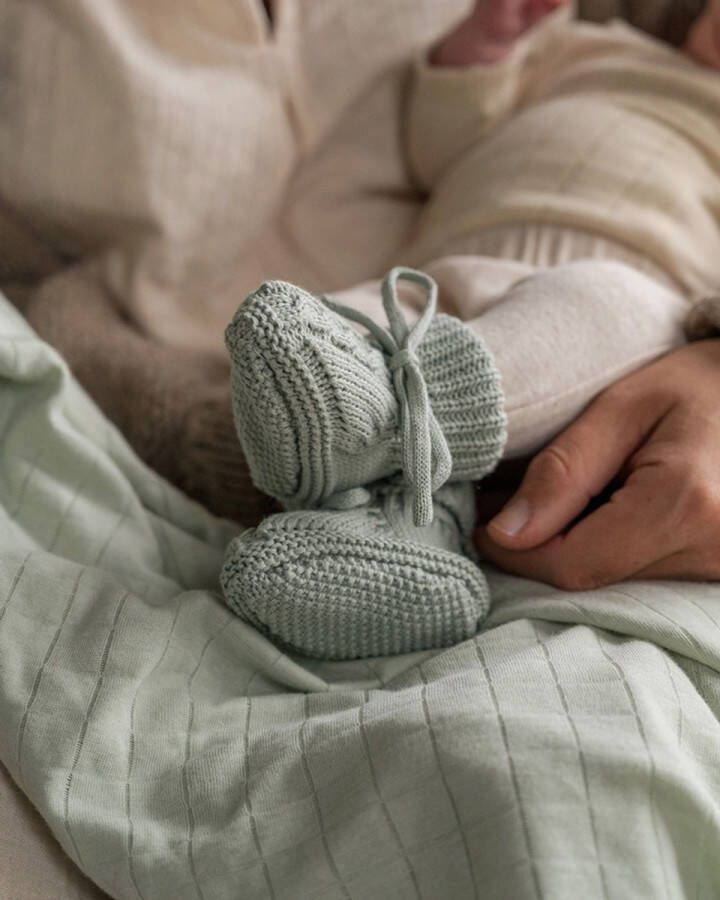 Lodger Babyslofjes gebreid groen kabel design met strik
