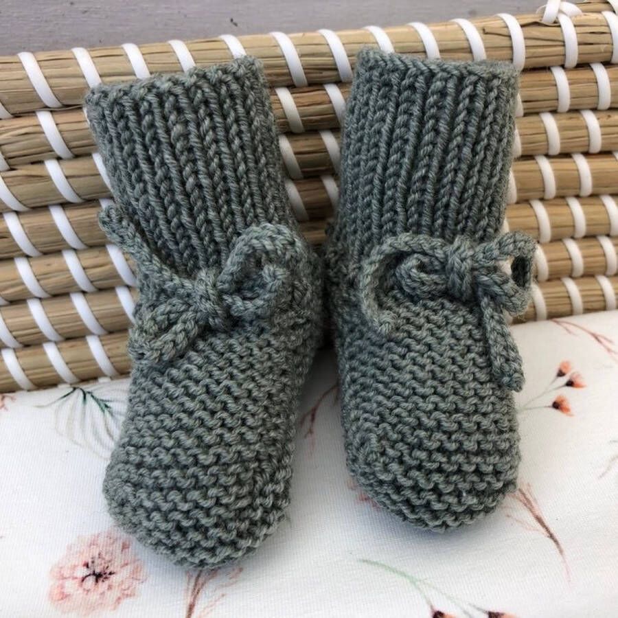 Lovely Stitches Gebreide babyslofjes Kort Saliegroen Merino Wol Lovely Stitche