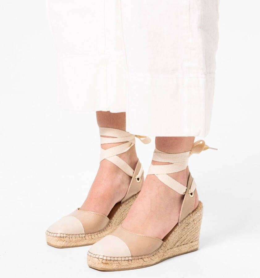 Manfield Dames Beige leren sleehakken met lint