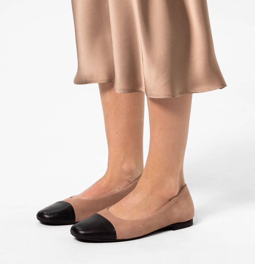Manfield Dames Beige suède ballerina's met zwarte neus