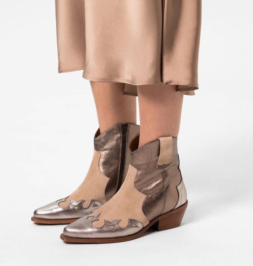 Manfield Dames Beige suède cowboy laarzen met zilveren metallic details