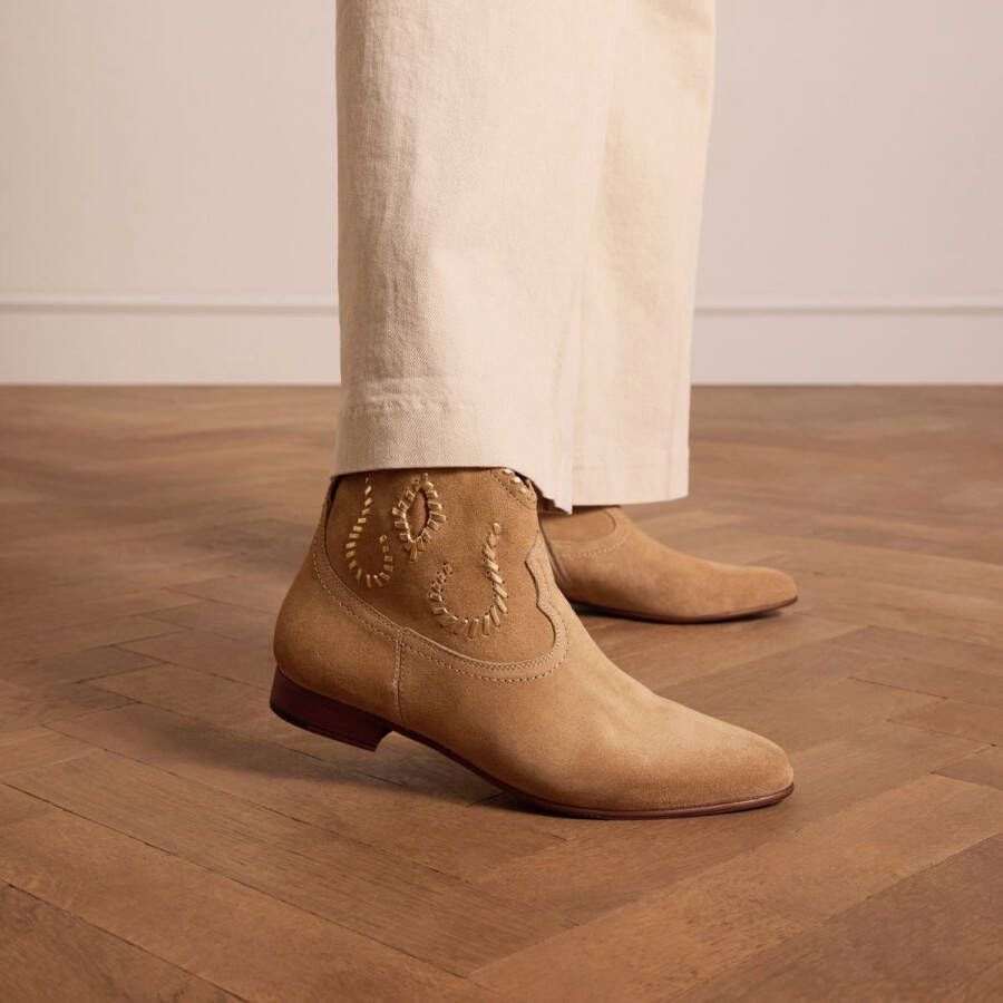 Manfield Dames Beige suède enkellaarsjes met gouden details