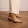 Manfield Dames Beige suède enkellaarsjes met gouden details - Thumbnail 2