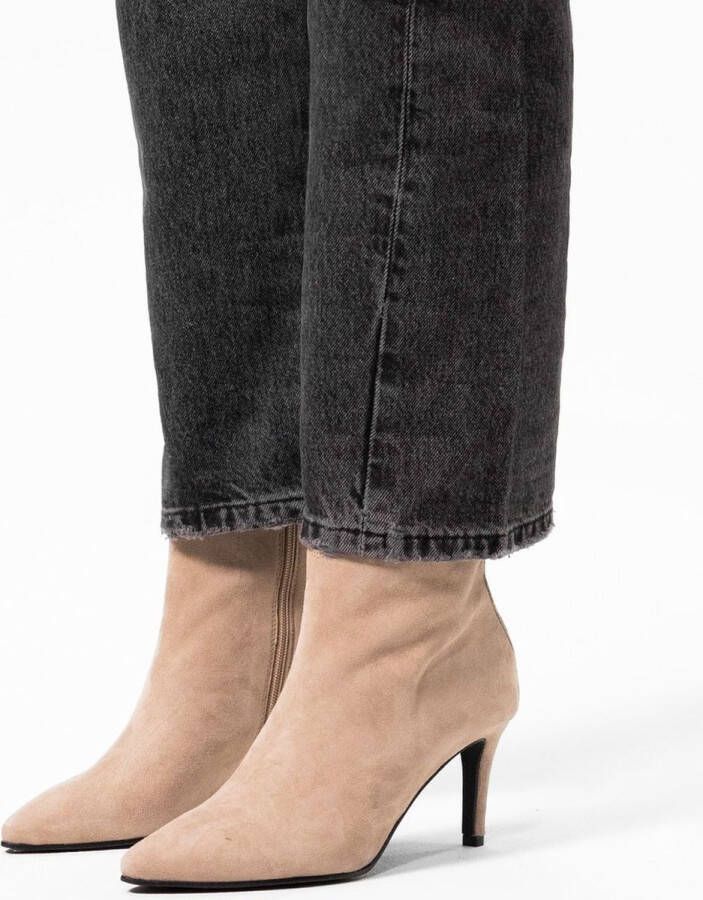 Manfield Dames Beige suède enkellaarsjes met hak