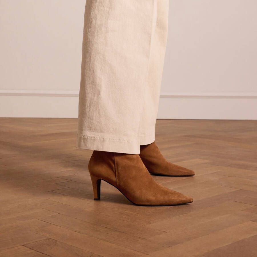 Manfield Dames Beige suède enkellaarsjes met hak