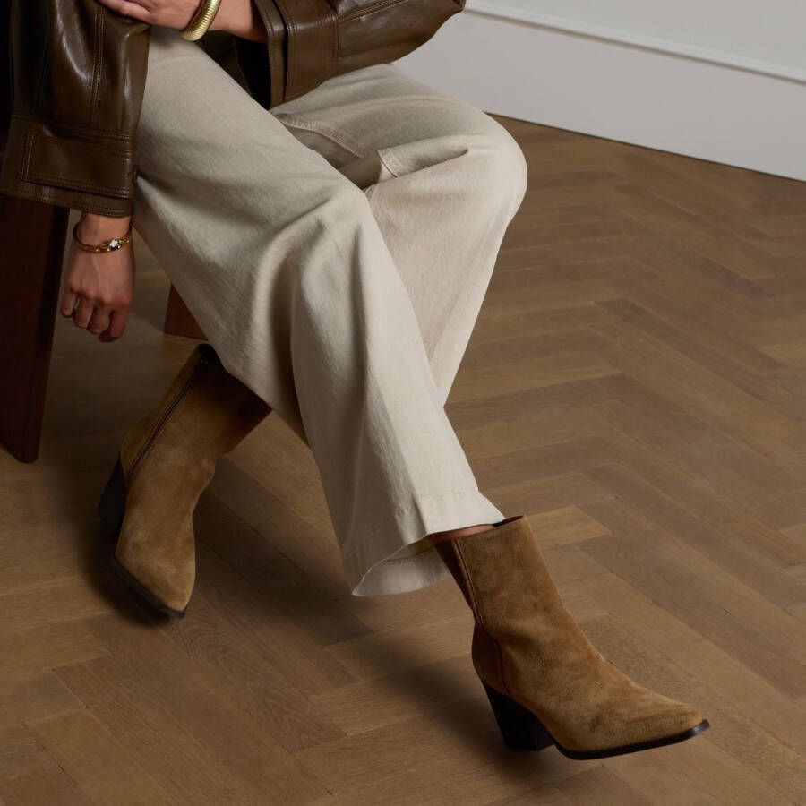 Manfield Dames Beige suède enkellaarsjes met hak