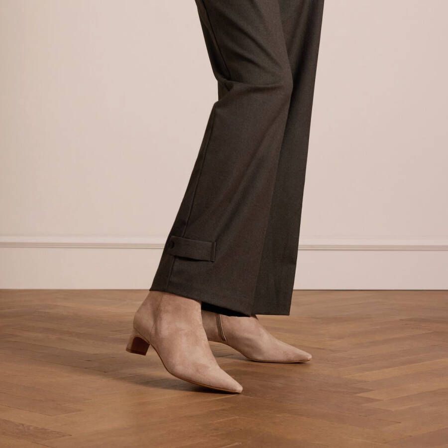 Manfield Dames Beige suède enkellaarsjes met hak