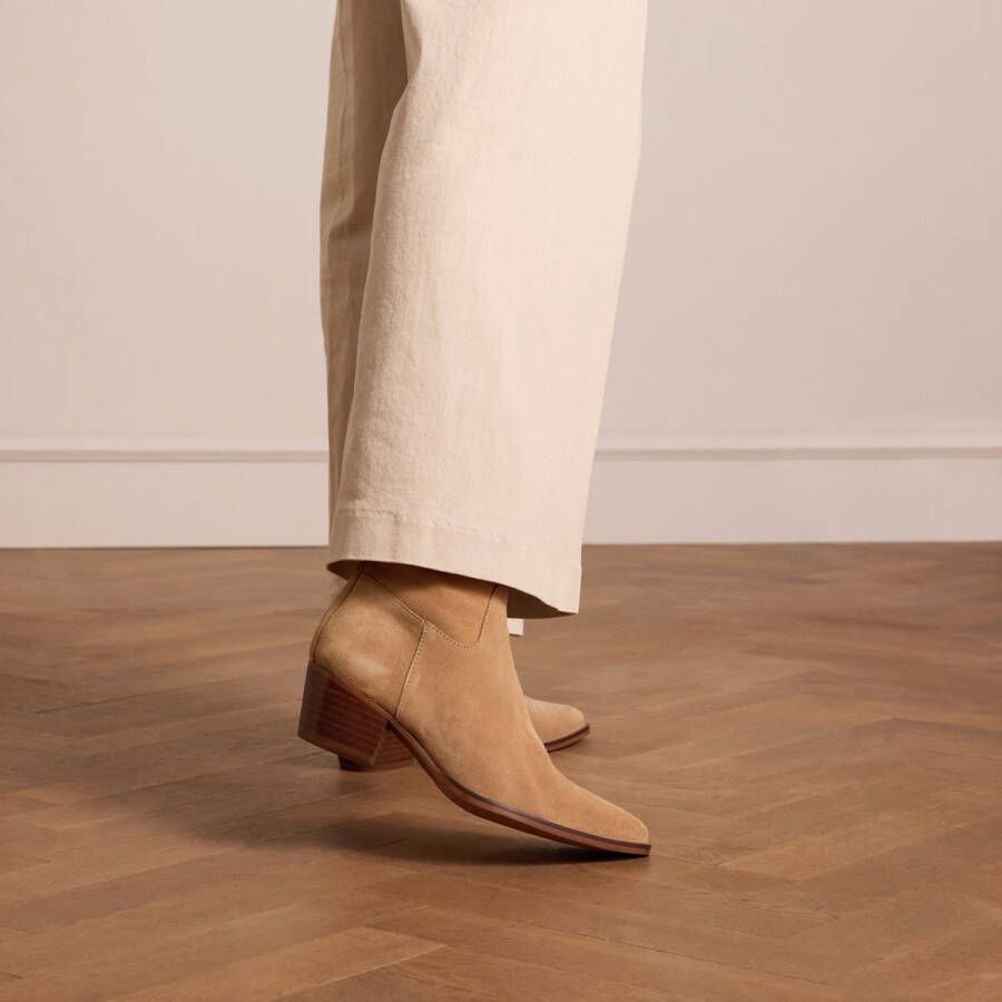 Manfield Dames Beige suède enkellaarsjes met hak