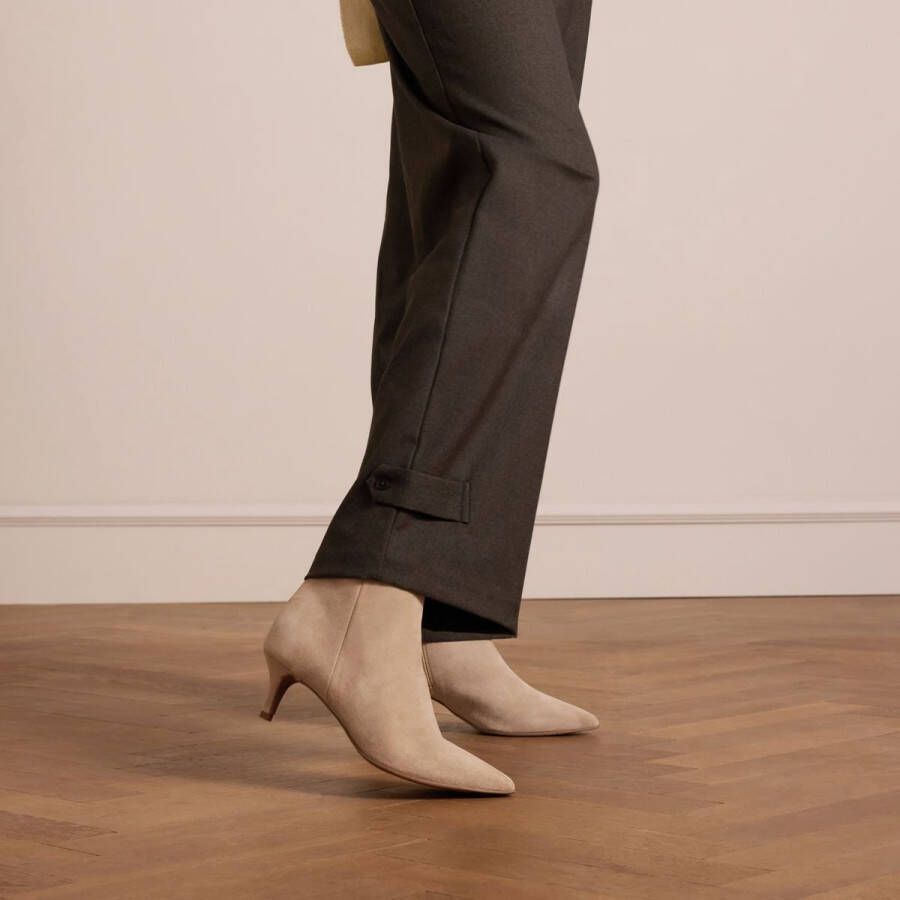 Manfield Dames Beige suède enkellaarsjes met hak