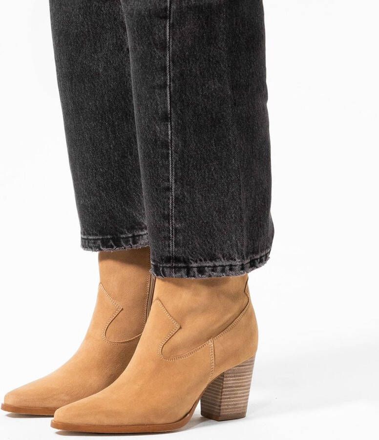 Manfield Dames Beige suède laarsjes met blokhak