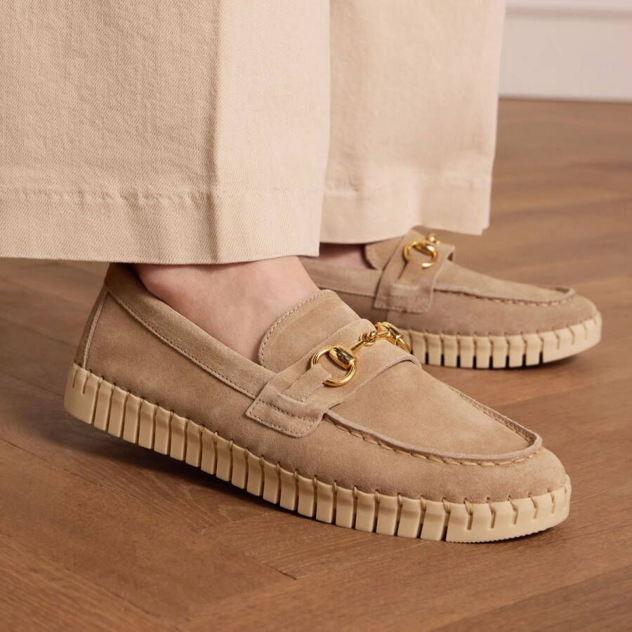 Manfield Dames Beige suède loafer met goudkleurig detail