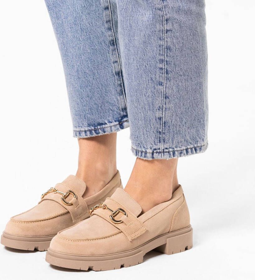 Manfield Dames Beige suède loafers met goudkleurige details - Foto 2