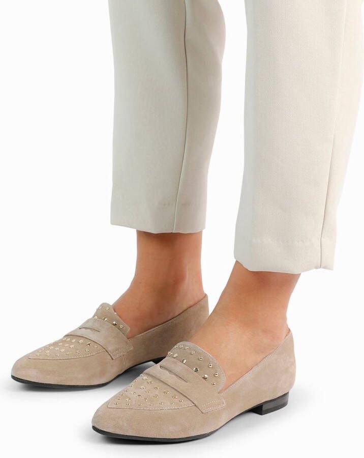 Manfield Dames Beige suède loafers met goudkleurige studs