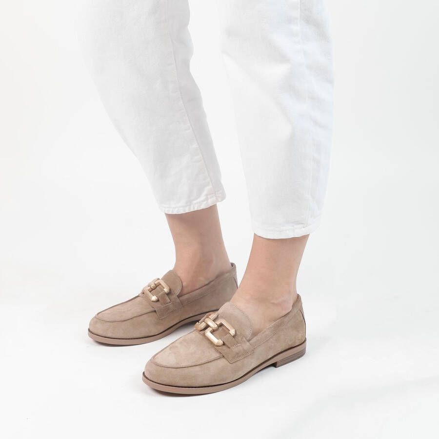 Manfield Dames Beige suède loafers met vierkanten chain