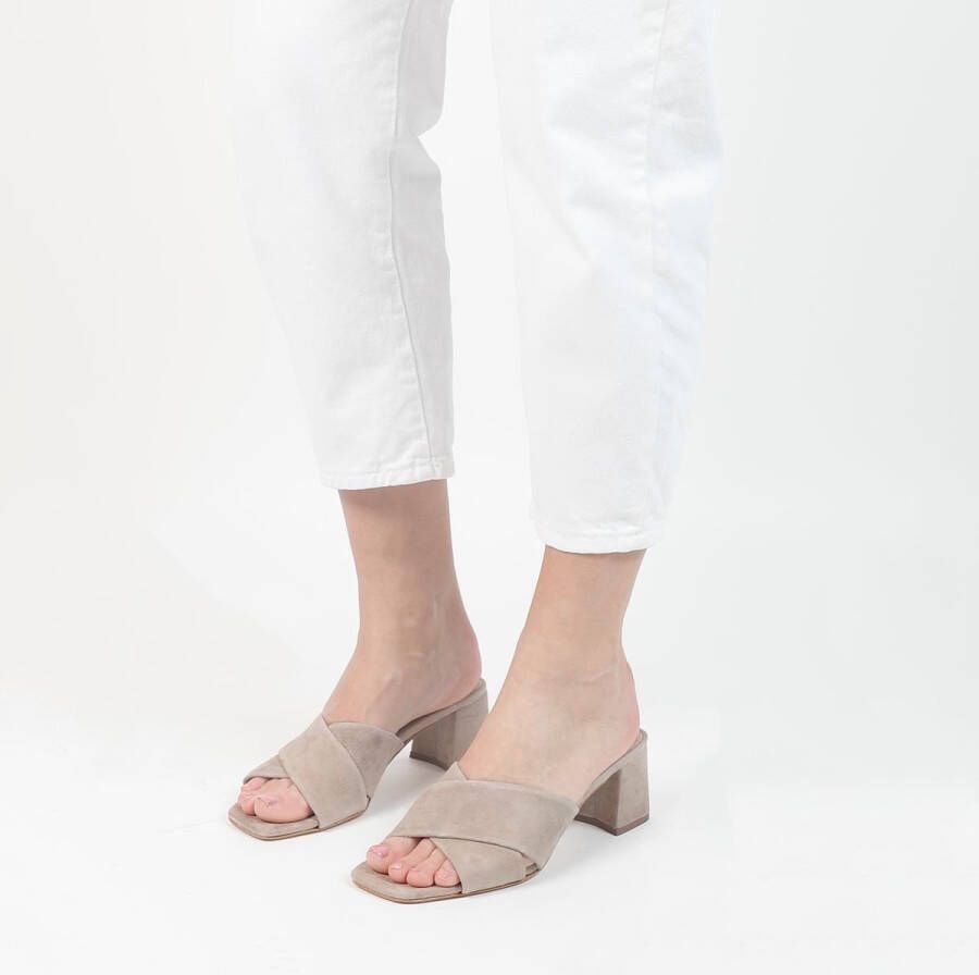Manfield Dames Beige suède sandalen met hak