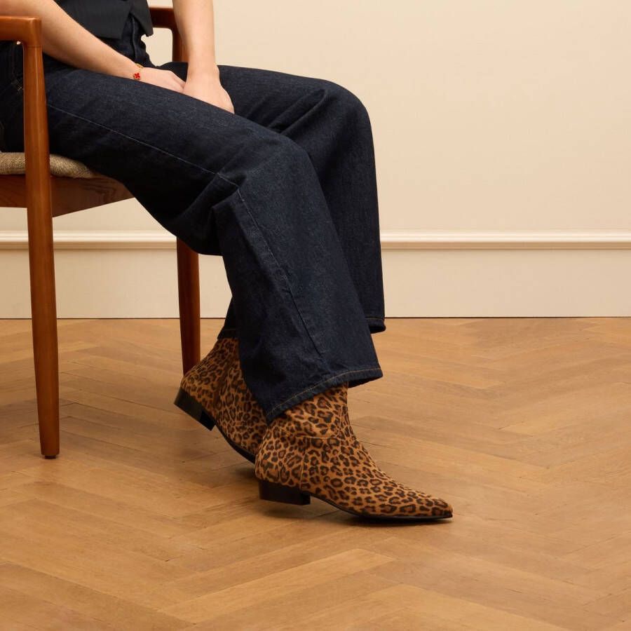 Manfield suède enkellaarzen met panterprint camel zwart