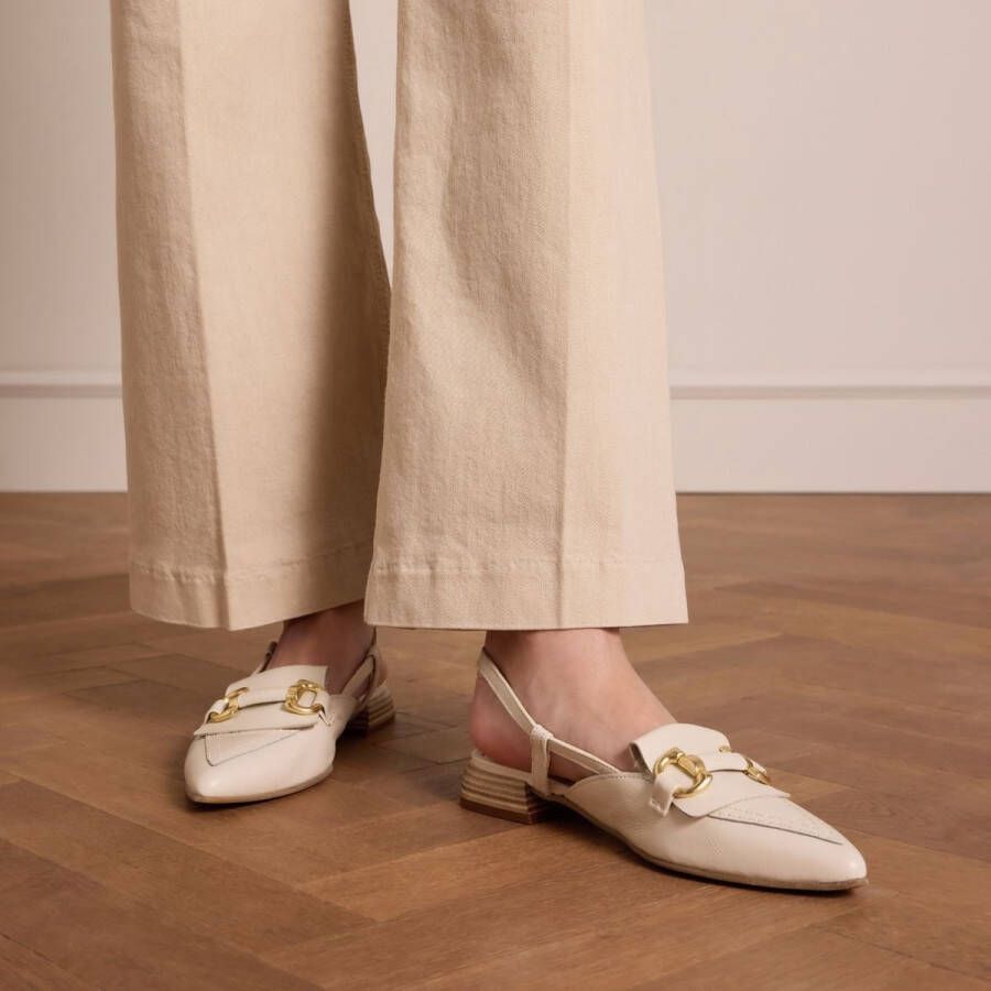 Manfield Dames Witte leren slingbacks met goudkleurige chain
