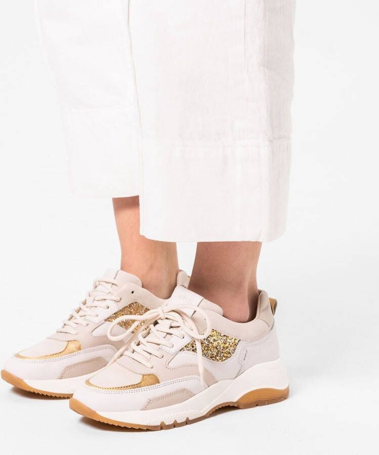 Manfield Dames Witte leren sneaker met gouden glitter