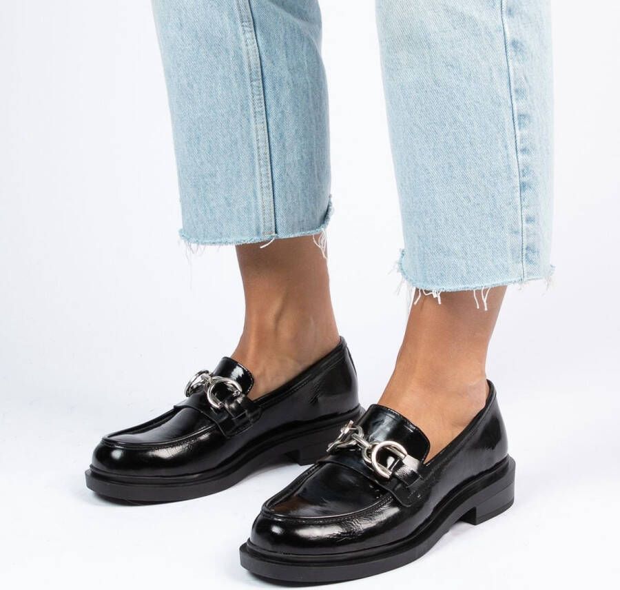 Manfield Dames Zwarte lakleren loafers met zilveren chain - Foto 4