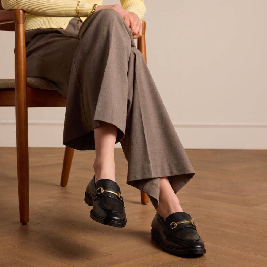 Manfield Dames Zwarte leren loafers met goudkleurig detail - Foto 2