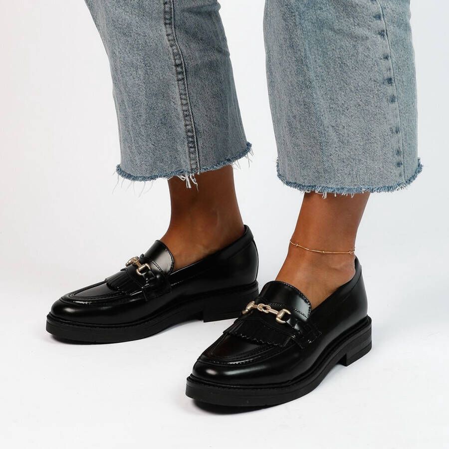 Manfield Dames Zwarte leren loafers met goudkleurige chain