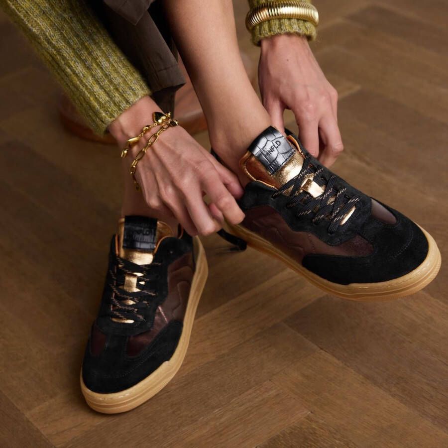 Manfield Dames Zwarte suède sneakers met bronzen details