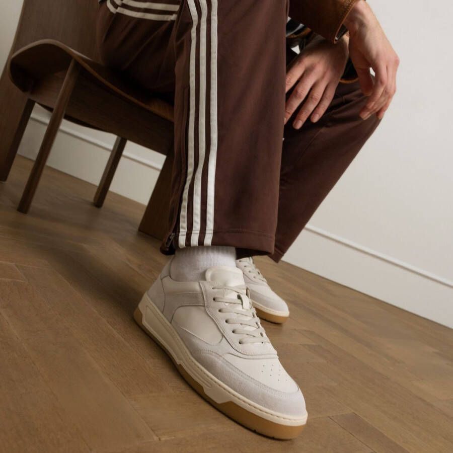 Manfield Heren Off white leren sneakers met suède details